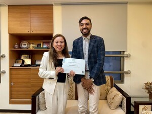Professor Yi-Ning (Katherine) Chen (left) presented a certificate of appreciation to Jye Smallwood (right). (Photo credit: EMI Resource Center)(Open new window/jpg file)Image