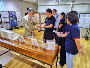 許傑博士早上先行參觀達賢圖書館的特藏展場與典藏庫房，並肯定學校於珍稀文獻典藏與保存上的專業貢獻。（照片來源：圖書館）(另開新視窗/jpg檔)圖片