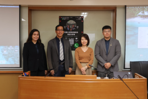 由左至右：泰秀立同學、劉曉鵬副院長、國合會公關室吳台生主任、劉又名同學。（照片來源：社科院）(另開新視窗/png檔)圖片