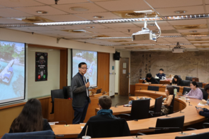 劉曉鵬副院長提到，見習計畫提供了走入第一線的機會，使學生能親自觀察援外工作的實際樣貌， 並以青年視角將臺灣的援外工作介紹給更多大眾。（照片來源：社科院）(另開新視窗/png檔)圖片