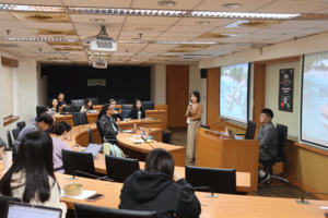 國合會吳台生主任也分享，校園大使計畫是國合會推廣國際合作成果的重要橋樑，期盼更多青年透過見習計劃， 理解援外工作的價值與挑戰。（照片來源：社科院）(另開新視窗/png檔)圖片