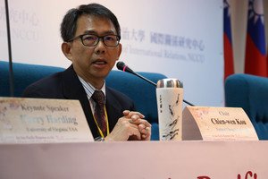 國關中心主任寇健文致詞歡迎演講貴賓維吉尼亞大學公共政策教授何漢理(Harry Harding)。(照片來源:國關中心)