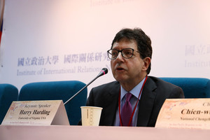 何漢理教授向台下聽眾解析小國面對大國競逐的生存策略。(照片來源:國關中心)