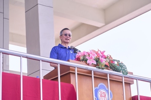 校長李蔡彥闡述了「98」所蘊含的意義，滿懷期待地迎接即將到來的百週年校慶，並表示今日的校慶典禮正式為一系列慶祝活動拉開序幕。（攝影：秘書處）(另開新視窗/jpg檔)圖片