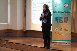 商學院陳嬿如副院長介紹BGS並且鼓勵新會員 相信自己迎向挑戰。（照片來源：商學院）(另開新視窗/jpg檔)圖片