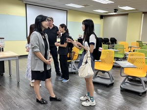Professor Kang (left) speaks with students after the lecture, offering advice and responding to their questions.  (Photo by GCIT)(Open new window/jpg file)Image