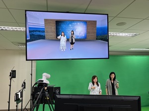 Professor Kang (right) visited the GCIT New Media Studio under the introduction of Distinguished Professor Trisha Lin (left), Director of GCIT, where she explored the program’s digital production and immersive content creation facilities. (Photo by GCIT)(Open new window/jpg file)Image