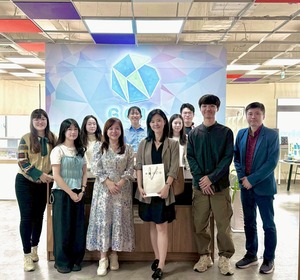 Professor Hyunjin Kang (front row, third from right) poses for a group photo with GCIT Director Distinguished Professor Trisha Lin (front row, third from left), GCIT staff members, and students. During her visit to the GCIT office, she also received a welcome gift presented by the program. (Photo by GCIT)(Open new window/jpg file)Image