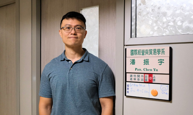 國立政治大學國際經營與貿易學系潘振宇副教授,自小受到家庭啟蒙,立志投入經濟學領域(攝影:林欣儀)