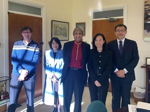 From the left: Dr. Dafydd Fell, Director of the Centre of Taiwan Studies, Dr. Wen-chin Ouyang, FBA, Dr. Adam Habib, director of SOAS, Dr. Yan, Dean of CSS, Dr. Tsai, Associate Dean of CSS. （Photo by College of Social Sciences）(Open new window/jpg file)