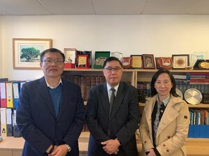 Dr. Yang and Dr. Tsai took a photo with VP Chang, at the University of Portsmouth. （Photo by College of Social Sciences）(Open new window/jpg file)