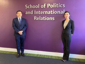 Dr. Tsai took a photo with Dr. Lee after the visit in front of the School of Politics and International Relations, University of Nottingham. （Photo by College of Social Sciences）(Open new window/jpg file)