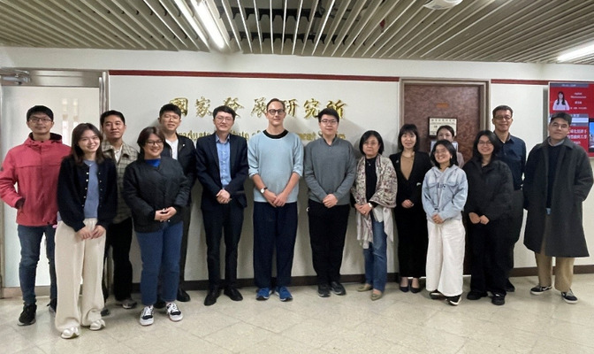 政大國發所12月5日與越南傅爾布萊特大學Tobias Burgers教授於政大再度相聚(照片來源:國發所)