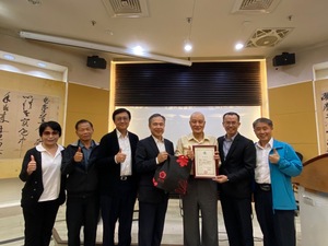 中國地政研究所所長吳容明(右三)返校合影(照片來源:地政系)(另開新視窗/jpg檔)