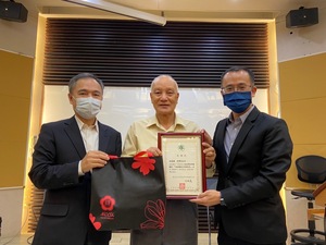 地政學系系友會會長卓輝華(左)與地政系系主任孫振義(右)致贈中國地政研究所所長吳容明(中)感謝函(照片來源:地政系)(另開新視窗/jpg檔)