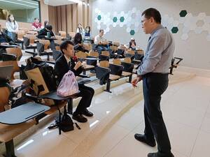 同學與講師進行交流。（照片來源：產創總中心）(另開新視窗/jpg檔)圖片