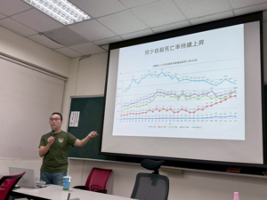 演講生動有趣。（照片來源：心理系）(另開新視窗/png檔)圖片