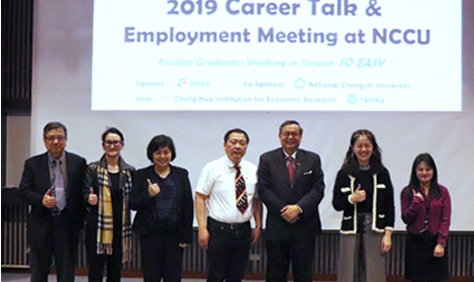 Dr. Po Kuan Wu (leftmost), NCCU Vice President for International Cooperation, Dr. To Hai Liou (middle left) and Senior Investment Executive Officer of the Department of Investment Service Mr. Heintz Jin (middle right) together with representatives from Luxasia, Taishin Holdings Co., Dimerco and KPMG striking a post after opening remarks.(Open new window)