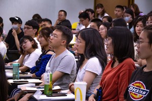 來台大陸新生仔細聆聽校園安全介紹(攝影:校訊記者劉文琳)