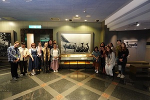 與順益博物館人員交流座談合影。（照片來源：民族系）(另開新視窗/jpeg檔)圖片