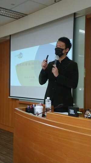 技術合作處處長顏銘宏說明我國在友邦及友好國家進行的無償技術合作發展援助(照片來源:國發所)(另開新視窗/jpg檔)