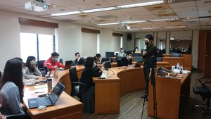國發所副教授魏玫娟與技術合作處處長顏銘宏討論我國無償技術合作現況(照片來源:國發所)(另開新視窗/jpg檔)