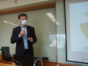 投融資處處長柳世紘為本校國貿系校友,介紹我國有償援助計畫(照片來源:國發所)(另開新視窗/jpg檔)