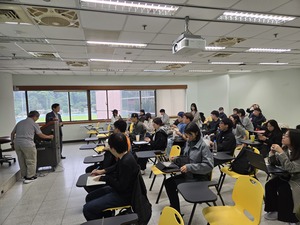 現場師生專注聽講。（圖片來源：國務院戰略與國際安全研究中心）(另開新視窗/jpg檔)圖片