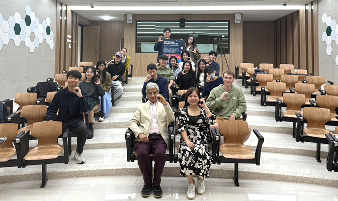 GCIT Hosts Leading Scholar in Global Communication to Discuss Geopolitical Shifts and AI-driven Media TransformationImage