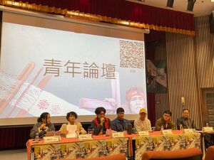 從左至右依序是本專班陳怡萱老師、臺師大地理學系吖都拉比、政大民族學系薛容祥、臺大人類學系王小武、東華法律原專班朱璽恩、政大土地碩原專班高仲凱、政大土地碩原專班暨民族學系主任官大偉。（照片來源：土地政策與環境規劃碩士原住民專班）(另開新視窗/jpg檔)圖片
