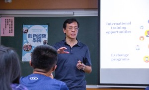 創新國際學院院長劉復國表示，學院多用英文開設課程，並以全球事務發展為課程主軸。（照片來源：校訊記者劉文琳）(另開新視窗/jpg檔)圖片