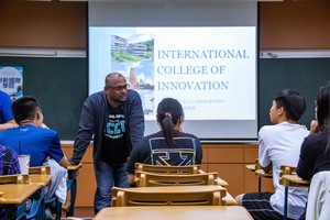 創新國際學院印度籍副教授與現場高中同學交流。（照片來源：校訊記者劉文琳）(另開新視窗/jpg檔)圖片