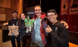 精彩的布袋戲演出吸引政大的外國學生前來觀賞。(照片來源:傳播學院)(另開新視窗/jpg檔)圖片