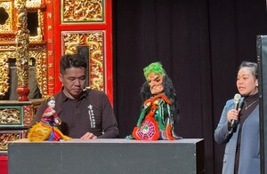 主演吳聲杰與英文口譯呂琳罄同學以生動的導讀逗樂全場。(照片來源:傳播學院)(另開新視窗/jpg檔)圖片