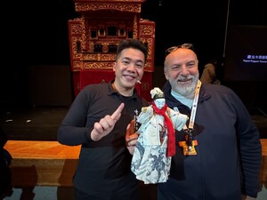 土耳其安卡拉大學Abdulrezak ALTUN教授盛讚布袋戲演師的全能演技。(照片來源:傳播學院)(另開新視窗/jpg檔)圖片