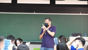 Professor SH Lee leads a perspective change activity.(Photo by College of Commerce)(Open new window/jpg file)