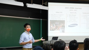 Alumnus Jim Lai shares with students the life of a full time worker and part-time student.(Photo by College of Commerce)(Open new window/jpg file)