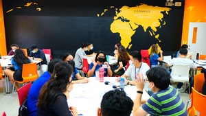 New students and existing students engage in discussion.(Photo by College of Commerce)(Open new window/jpg file)