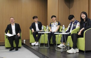 由左而右依序為中信育樂電競科科長兼當日主持人李御榮、CFO戰隊經理尚博弘、戰隊選手沈宗樺與蔡明宏，以及領隊陳雅雯。（照片來源：圖書館）(另開新視窗/jpg檔)圖片