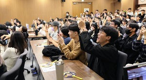 戰隊選手沈宗樺在臺上放送粉絲福利，臺下觀眾反應熱烈。（照片來源：圖書館）(另開新視窗/jpg檔)圖片