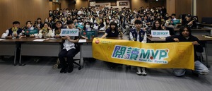 戰隊選手沈宗樺、蔡明宏與觀眾大合照。（照片來源：圖書館）(另開新視窗/jpg檔)圖片