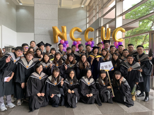 Group photo of Shari Shang, Dean of Department of Management Information Systems and master's graduates (Photo: Department of Management Information Systems)