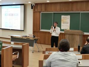 智慧財產局專利審查一組呂正仲副組長主講「專利說明書撰寫及審查實務解析」。（照片來源：產創總中心）(另開新視窗/jpg檔)圖片