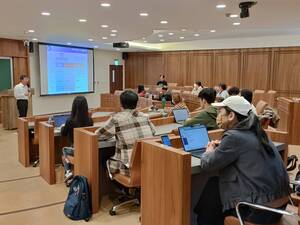 現場師生專注聆聽呂副組長的分享。（照片來源：產創總中心）(另開新視窗/jpg檔)圖片