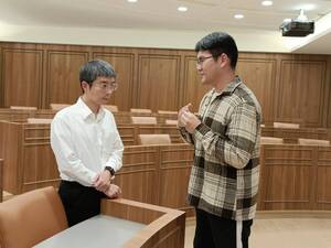 同學與呂副組長進行交流。（照片來源：產創總中心）(另開新視窗/jpg檔)圖片