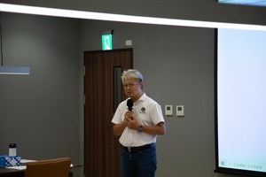 葉啓洲所長介紹法科所。（照片來源：法學院）(另開新視窗/jpg檔)圖片