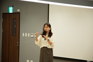 王曉丹老師介紹法科所跨領域整合師資。（照片來源：法學院）(另開新視窗/jpg檔)圖片
