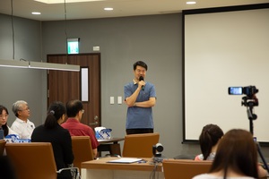 劉宏恩老師談就讀法科所的心理準備。（照片來源：法學院）(另開新視窗/jpg檔)圖片