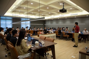 本次說明會現場及線上共六十多位同學參與，氣氛熱烈。（照片來源：法學院）(另開新視窗/jpg檔)圖片