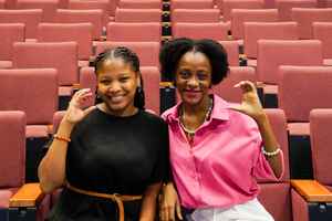 來自海地的陸貞亭（左）決定繼續在政大攻讀碩士，並肯定臺灣安全友善、開放包容的社會環境。（照片來源：國合處）(另開新視窗/jpg檔)圖片